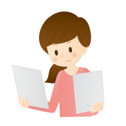 見積書を見比べる女性