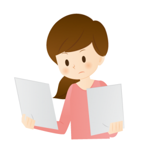 見積書を見比べる女性