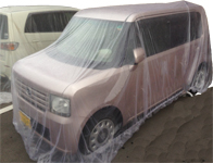 丁寧にビニールをかけられている近所の車達